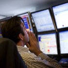 A trader watches financial markets on his computer, on October 1, 2008 in Paris. Europe's four big economic powers -- France, Britain, Germany and Italy -- will meet on October 4, 2008 in Paris for talks on the global financial crisis, Eurogroup head Jean-Claude Juncker said today. Juncker, Luxembourg's finance minister and chairman of the committee of eurozone finance ministers, told Europe 1 radio that the four would meet as European members of the Group of Eight industrialised nations. AFP PHOTO / MARTIN BUREAU