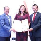 Aura Toribio recibe reconocimiento al mérito que otorga Iniciativa Pro-RD