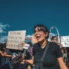 «Los popis no cogemos pica pollo», expresan jóvenes que protestan frente JCE