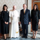 El papa recibe en audiencia privada al embajador Víctor Grimaldi y su familia