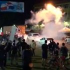 Lanzan bombas lacrimógenas a jóvenes frente a JCE