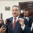 Fidel Santana a la salida de audiencia en el TSE. 