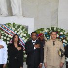 Representantes del Intrant llevan ofrenda floral al altar de la patria-