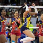 AME1588. SANTO DOMINGO (REPÚBLICA DOMINICANA), 12/01/2020.- Jugadoras de la selección de República Dominicana celebran tras vencer al equipo de Puerto Rico, en el campeonato Preolímpico de voleibol y así lograr clasificar a los Juegos Olímpicos de Tokio 2020, hoy domingo en Santo Domingo (República Dominicana). República Dominicana pasó por encima de Puerto Rico en tres sets para asegurar su tercer billete a unos Juegos Olímpicos, tras terminar invicto en el torneo clasificatorio que se jugó en Santo Domingo. EFE/ Orlando Barría