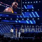 La ceremonia de los premios Grammy comenzó con un homenaje al ícono del baloncesto Kobe Bryant, quien murió horas antes del espectáculo. 