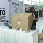 Seguimiento al primer módulo educativo de votación automatizada en el establecimiento comercial Jumbo de la Avenida Lupéron, a los fines de marcar el inicio del Plan de Información Ciudadana sobre Voto Automatizado. Hoy/ Aracelis Mena. 16/08/2019