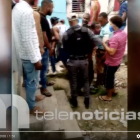 Una multitud estuvo a punto de linchar a un joven identificado como Héctor Luis, quien supuestamente fue sorprendido sustrayendo los celulares a dos mujeres.