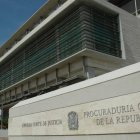  El director del hospital Provincial Dr. Ángel Contreras, Eliecer Cruz, informó hoy que acusaron formalmente ante la Procuraduría Fiscal de la provincia, por alteración de la paz pública en el área de salud, Ley 42-01, a un joven de la localidad que publicó información falsa sobre supuesto caso de Coronavirus en ese centro de salud.