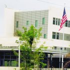 funcionamiento de la Nueva embajada y consulado de los estados unidos de américas,en la foto policia de amet da ordenes a un visitante frente a la embajada para  que se estacione en otro lugar /foto Jose de Leon