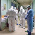 Torino (Italy), 05/03/2020.- Healthcare professionals wearing protective suits and healthcare masks at work inside the isolation area of the Amedeo di Savoia hospital in Turin, northern Italy, 05 March 2020. Premier Giuseppe Conte said Thursday the cabinet had earmarked 7.5 billion euros to support families and businessesthat are facing the coronavirus emergency. (Italia) EFE/EPA/Alessandro Di Marco