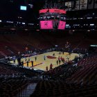 En foto de archivo del 23 de octubre de 2019 el Heat de Miami y los Grizzlies de Memphis en prácticas en MIami. El 21 de mayo del 2020 en medio de la incertidumbre que ha prevalecido en la NBA los jugadores creen que volverán a jugar esta temporada. Personas familiares con los detalles de la conversación le dijeron a The Associated Press esta semana que han exhortado a los jugadores que se preparen mental y físicamente para los campamentos de entrenamiento que podrían iniciar en algunas semanas. AP