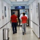 Foto de archivo. En los últimos días las cifras de recuperación de coronarias han aumentado en la República Dominicana. Uno de los primeros casos de recuperación conocido en detalle en la opinión pública fue el de un niño de 12 años y su padre. 