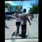 VIDEO: Denuncian dirigentes peledeístas agreden a machetazos y pedradas a camarógrafo los graba repartiendo fundas del Plan Social