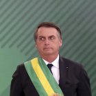 ARCHIVO - En esta foto de archivo del 1 de enero de 2019 el presidente de Brasil, Jair Bolsonaro, observa cómo se presenta su gabinete en el palacio presidencial de Planalto, en Brasilia, Brasil.  (AP Foto / Eraldo Peres, Archivo)