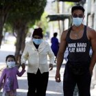TEG 100 TEGUCIGALPA (HONDURAS) 12/3/20.- Un grupo de hondureños camina por una calle este jueves 12 de marzo en Tegucigalpa (Honduras). El presidente de Honduras, Juan Orlando Hernández, declaró este jueves el "estado de emergencia sanitaria" por coronavirus, un día después de confirmarse los primeros dos casos del virus en el país centroamericano. EFE/Gustavo Amador