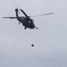 En esta fotografía facilitada por Michele Smith, un helicóptero de la Guardia Costera entrega desde el aire equipos de prueba para detectar casos de coronavirus entre pasajeros y la tripulación del crucero Grand Princess, anclado frente a la costa de California, el jueves 5 de marzo de 2020. (Michele Smith vía AP)