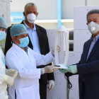 Leonel realiza la entrega de lámparas.