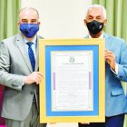 En un acto encabezado por el senador Arístides Victoria Yeb, vicepresidente y presidente en funciones del Senado, el organismo legislativo entregó miércoles un pergamino de reconocimiento al empresario y productor artístico José Tejeda, por elevar la música autóctona dominicana en playas extranjeras.
El senador por la provincia San Cristóbal,  Tommy Galán Grullon proponente de la iniciativa valoro los aportes  del empresario artístico a la proyección internacional del merengue y la bachata.  Hoy/Fuente Externa 29/07/20