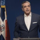 Luis Abinader en la Cámara Británica: Reformas del PRM abarcarán la política, economía y programas sociales.-                                                El candidato presidencial del Partido Revolucionario Moderno y fuerzas aliadas, Luis Abinader, desglosó anoche ante la Cámara Británica de Comercio los cambios y reformas políticas,económicas y sociales que materializará el gobierno que presidirá a partir del 16 de agosto, ganadas las próximas elecciones, para encarrilar a la República Dominicana por sendas de desarrollo integral en el marco de una democracia participativa. Hoy/Fuente Externa 10/06/20