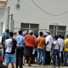 La Lic. Alba Suriel denuncio hoy frente al Laboratorio Nacional Dr. Defillo, que el cumulo de personas en espera de Prueba PCR, es por el despido inesperado de la directora del Área de Virología del laboratorio. Hoy Arlenis Castillo/22/07/2020.