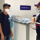 Iván Lorenzo durante la entrega de insumos en Hondo Valle, provincia Elías Piña.