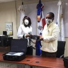 La viceministra Susana Gautreau realiza la entrega al director de la Dirección Nuclear de la CNE, Luis Morilla.