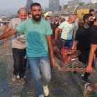 Una persona herida es evacuada de la escena de la explosión del puerto Beirut, en el Líbano. EFE