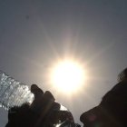 PUEBLA, PUEBLA, 28ABRIL2011.- Cientos de personas buscan la manera de refrescarse usando ropa ligera, cubriendose con sombrillas, bebidas fras y hazta mojarse en las fuentes del centro histrico, ante la ola de calor que se ha registrado en el estado. En la capital la temperatura oscila a una mxima de 28 a 34 grados. 
FOTO: FRANCISCO GUASCO/CUARTOSCURO.COM