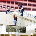 Hoy trabajadores habilitan las carpas, del senado y brigada de los bombero y alcaldía limpian la plaza de bandera frente al senado, con motivo del cambio de mando presidencial. En foto: los trabajadores Hoy Duany Nuñez 12-8-2020