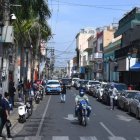 SANTIAGO.- La reapertura escalonada de la economía inició este miércoles en esta
ciudad, con la presencia de cientos de personas que acudieron desde temprano a los
diferentes establecimientos comerciales que, en su mayoría, estuvieron cerrados
durante la cuarentana por el coronavirus en el país.Fuente Externa/20/05/2020.