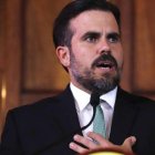 AME054. SAN JUAN (PUERTO RICO), 24/07/2019.- Fotografía de archivo fechada el 16 de julio de 2019 que muestra al gobernador de Puerto Rico, Ricardo Rossello, mientras se dirige a los medios de comunicación, en la sede del Gobierno, en San Juan (Puerto Rico). Rosselló, anunció este miércoles, tras dos años y medio en el poder, su dimisión efectiva a partir del 2 de agosto, a consecuencia del escándalo desatado por su participación y algunos de sus asesores, en un chat privado. EFE/ Thais Llorca ARCHIVO