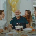 La familia celebrando el cumpleaños en tiempo de coronavirus.