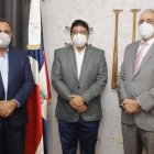 El ministro de Deportes Francisco Camacho se expresa junto al presidente de la LIDOM Vitelio Mejía (derecha) y Junior Noboa.