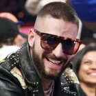 Tras su ruptura, la cantante se casa de manera repentina con uno de sus seguidores -encarnado por Owen Wilson-, a quien no conoce de nada.