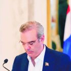 El presidente de la República Luis Abinader afirmó esta tarde, que las alianzas públicos-privadas permitirán desarrollar los proyectos importantes de interés social que demanda el país para mejorar la calidad de vida de los dominicanos.
El mandatario habló en el Palacio Nacional durante la firma del reglamento de la aplicación de la ley número 47-20, de Alianzas Públicos-Privadas, donde resaltó que la normativa permitirá al gobierno responder de manera proactiva, oportuna, flexible y legítima a las condiciones del mercado.
Acompañaron al presidente Abinader, la vicepresidenta, Raquel Peña; los ministros de la Presidencia, Lisandro Macarrulla; Administrativo, José Ignacio Paliza y de Hacienda, Jochi Vicente,así como el consultor jurídico del Poder Ejecutivo, Antoliano Peralta Romero.
Junto a ellos, el director de Alianzas Público-Privadas, Sigmund Freud y el presidente ejecutivo del Consejo Nacionalde la Empresa privada, Pedro Brache.  Hoy/Fuente Externa 02/09/20