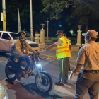 Agentes retienen a un hombre en la calle por transitar en horas del toque de queda /  Fuente externa.