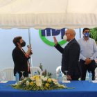 Momento cuando la gobernadora Lissette Nicasio toma el juramento al nuevo DPS, el doctor Francisco Eligio Duarte Canaán.