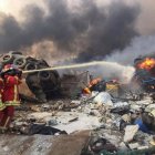 Foto del martes de bomberos trabajando tras una explosión en Beirut (REUTERS/Mohamed Azakir)
