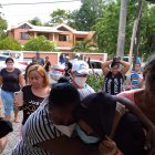 Momento exacto cuando la jovencita llega a su residencia y es abrazada y besada por su madre, la enfermera Yudelka Zorrilla.
