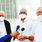 El ministro de Obras Públicas, Deligne Ascención, y el Arzobispo Metropolitano de Santo Domingo, Monseñor Francisco Ozoria, realizaron una visita al Santuario Santo Cristo de los Milagros, ubicado en el municipio de Bayaguana, para supervisar los trabajos que se ejecutan para concluir ese importante recinto religioso.
Ascención, quien acudió al lugar junto a su esposa, Lucía Vásquez Espínola, dijo que su visita allí es para percatarse de los avances de la obra, y elogió la delicadeza y detalles puestos en evidencia en la construcción del templo. Arzobispo Ozoria, ministro Deligne  y el padre Vargas.   Hoy/Fuente Externa 02/10/20