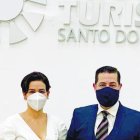 El Clúster Turístico de Santo Domingo y el Clúster de Salud firmaron un acuerdo de intención que busca promover y fortalecer el sector salud, cuyas capacidades han adquirido especial relevancia para la recuperación del turismo ante la crisis global por el virus COVID19.     Monika Infante, presidenta Closter Santo Domingo y Amado Alejandro Baez, presidente Closter de Salud.    Hoy/Fuente Externa 11/09/20