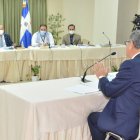 La Comisión Especial del Senado de la República para la Designación de los Miembros de la Junta Central Electoral (JCE) finalizó este jueves el proceso de entrevistas a los interesados en ser miembros o suplentes del órgano electoral.
La Comisión entrevistó a 306 personas, 76 mujeres (25 por ciento) y 230 hombres (75 por ciento). Este jueves fueron entrevistados 19 aspirantes.
El presidente de la Comisión, senador Ricardo de los Santos (Sánchez Ramírez), agradeció a los postulantes y a los medios de comunicación por la atención, y a la sociedad, en sentido general, que nos ha dado seguimiento en el día a día. Hoy/Fuente Externa 22/10/20