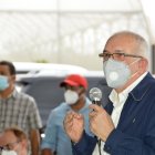El administrador del Bagrícola, Fernando Durán, habla a productores de Rancho Arriba, San José de Ocoa. 