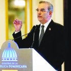 El presidente Luis Abinader presentó este miércoles el Plan Integral de Reformas Institucionales, compuesto por un conjunto de iniciativas sin precedentes en el país, para enfrentar la corrupción a todos los niveles y recuperar el patrimonio público robado.
En un acto celebrado en el Palacio Nacional, el presidente Abinader dijo que a través de propuestas, leyes, reglamentos y decretos creará las bases de un nuevo Estado, uno fuerte, plural y transparente, en el que el ciudadano constituya el centro de la atención pública.  Hoy/Fuente Externa 09/12/20