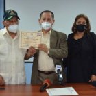 El director del FEDA, Efraín Toribio, le entrega el pergamino de reconocimiento a Eligio Antonio Blanco Peña  .