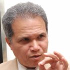Diálogo con líderes de los gremios de la salud, buscar una solución al conflicto por aumento salarial y otros reclamos de médicos y enfermeras. Doctor Waldo Ariel Suero, Monseñor Núñez Collado, el secretario de Salud Pública, doctor Bautista Rojas Gómez. Durante un  Pontificia Universidad Católica Madre y Maestra. Santo Domingo Republica Dominicana. 26 de agosto de 2009. Foto Pedro Sosa
