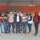 El director de la Junta Distrital de Santiago Oeste, Eddy Báez, junto a dirigentes comunitarios. 