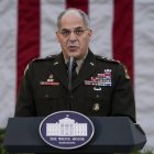 En esta fotografía de archivo del 13 de noviembre de 2020, el general del Ejército, Gustave Perna, encargado de distribuir las vacunas contra el COVID-19 en Estados Unidos, hace declaraciones durante un acto en la Rosaleda de la Casa Blanca, en Washington. (AP Foto/Evan Vucci, Archiv