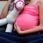 Ser “niña mamá”, el otro drama en torno al aborto en la desigual Argentina
