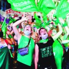 Activistas a favor del derecho al aborto miran afuera del Congreso en Buenos Aires la sesión en la que el Senado legalizó la interrupción del embarazo en Argentina el miércoles 30 de diciembre de 2020. (AP Foto/Natacha Pisarenko)